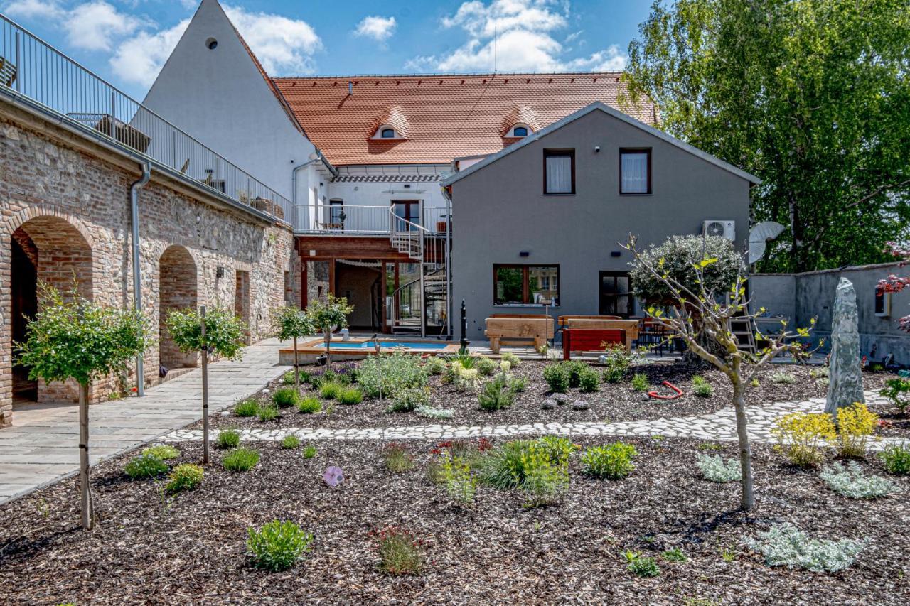 Knize Ferdinand Apartments Mikulov Buitenkant foto